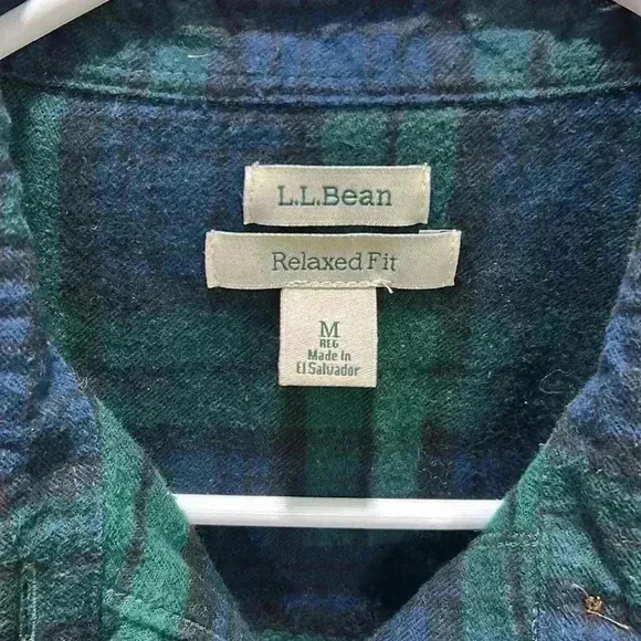 LL Bean Mens Relaxed Fit 100% Cotton button up shirt Sz Medium - Picture 2 of 5